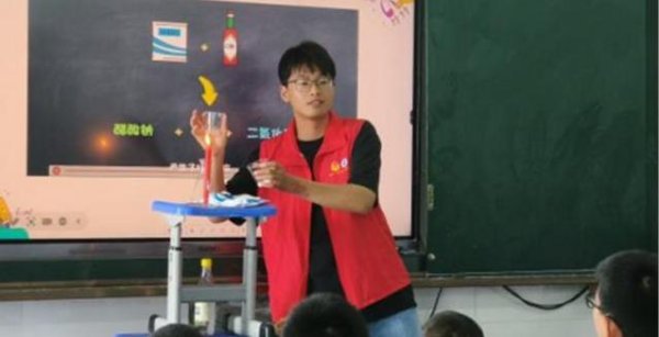 胜宇配资 大学生暑假不躺平，乡村课堂变魔术，孩子们的眼睛亮了！